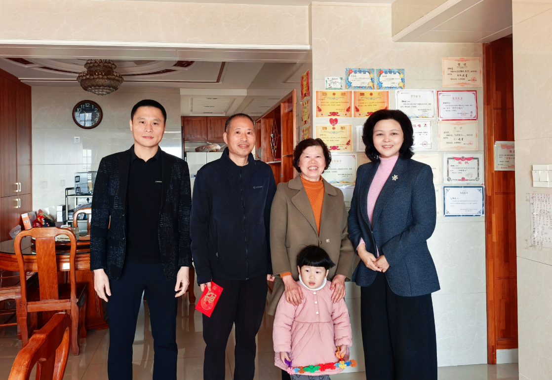 马年启新 情暖桑榆——市商务局走访慰问退休老干部